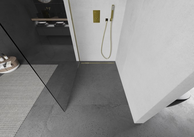 Goldene Duschwand im grauen Badezimmer