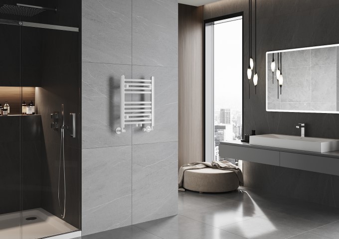 weißer Heizkörper für das Badezimmer