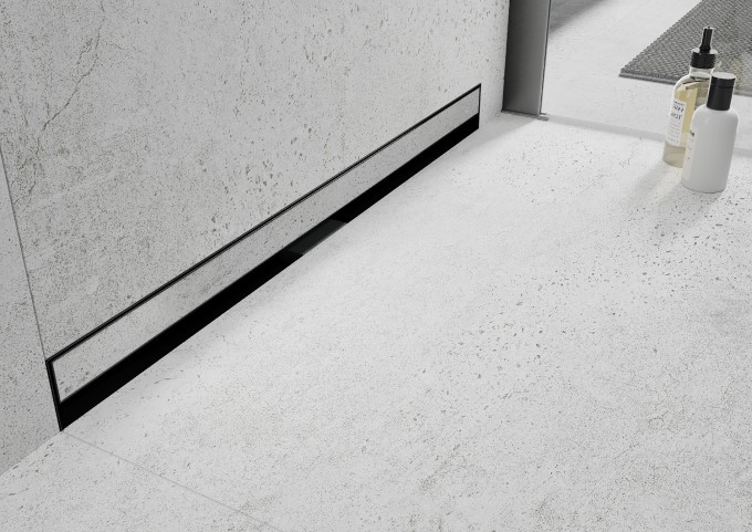 Wandablauf in einem grauen Badezimmer