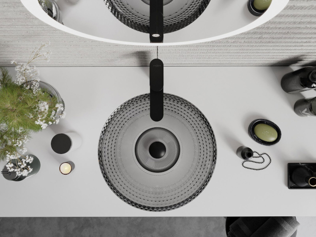 Badezimmer mit Waschtischunterschrank mit weißer Platte