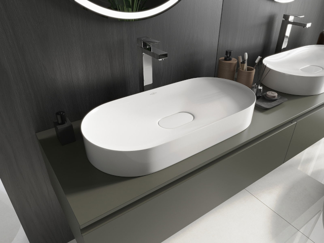 Badezimmer mit Schränken