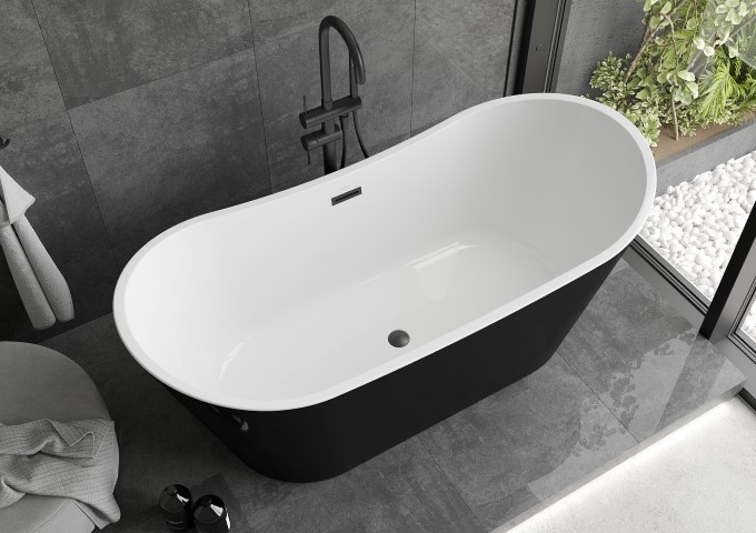 schwarz-weiße freistehende Badewanne