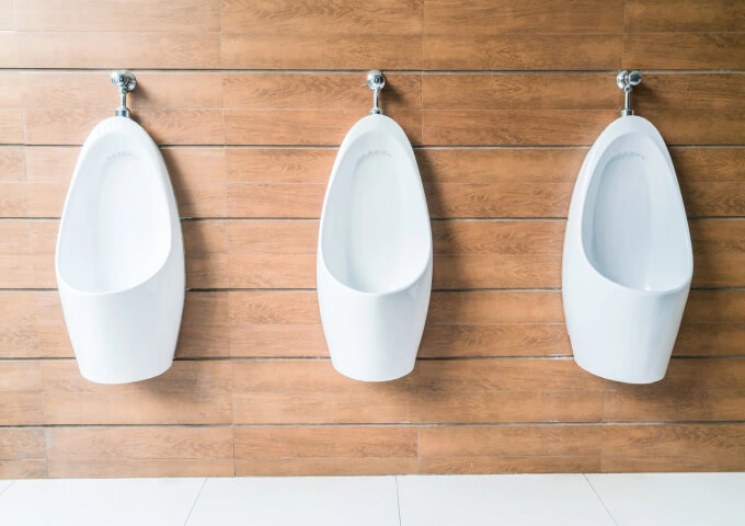 Urinale in einer öffentlichen Toilette