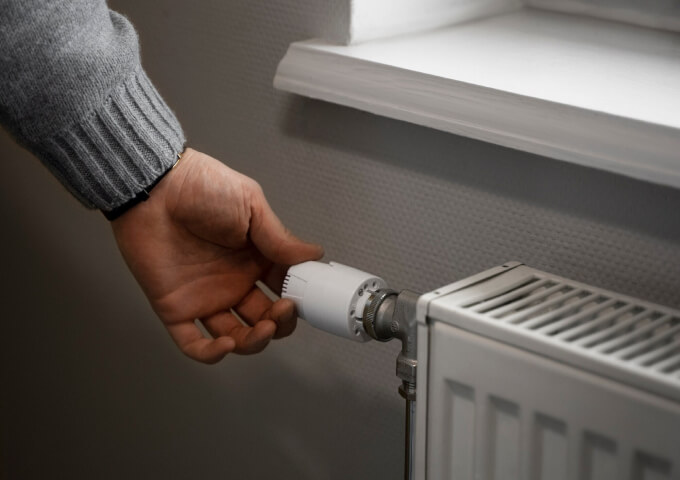 Mann, der einen Thermostatkopf verwendet