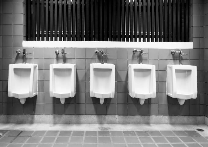 Weiße Urinale