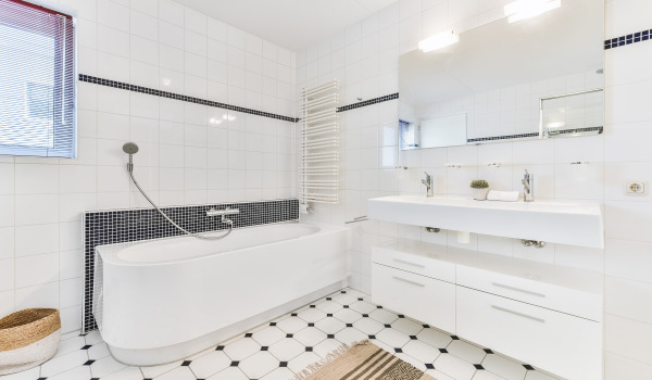 Wie wählt man eine Verkleidung für die Badewanne aus?
