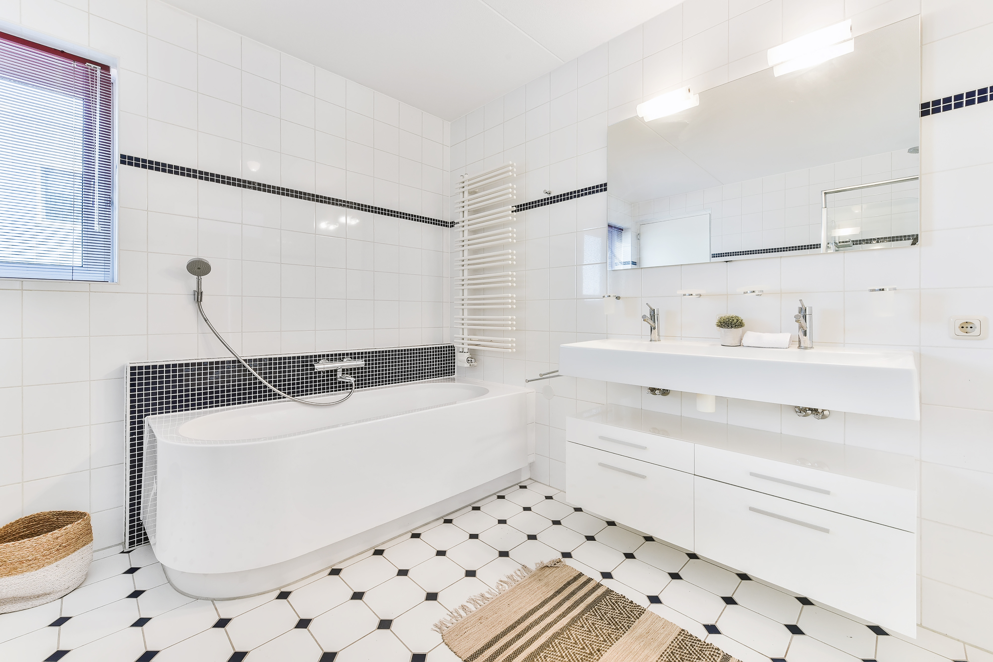 Wie wählt man eine Verkleidung für die Badewanne aus?