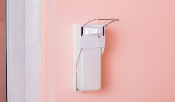 Wie hängt man einen Flüssigseifenspender auf?