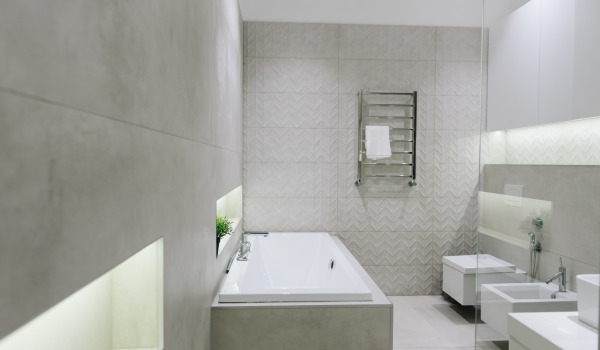 Moderne Badezimmer mit Bidetarmatur