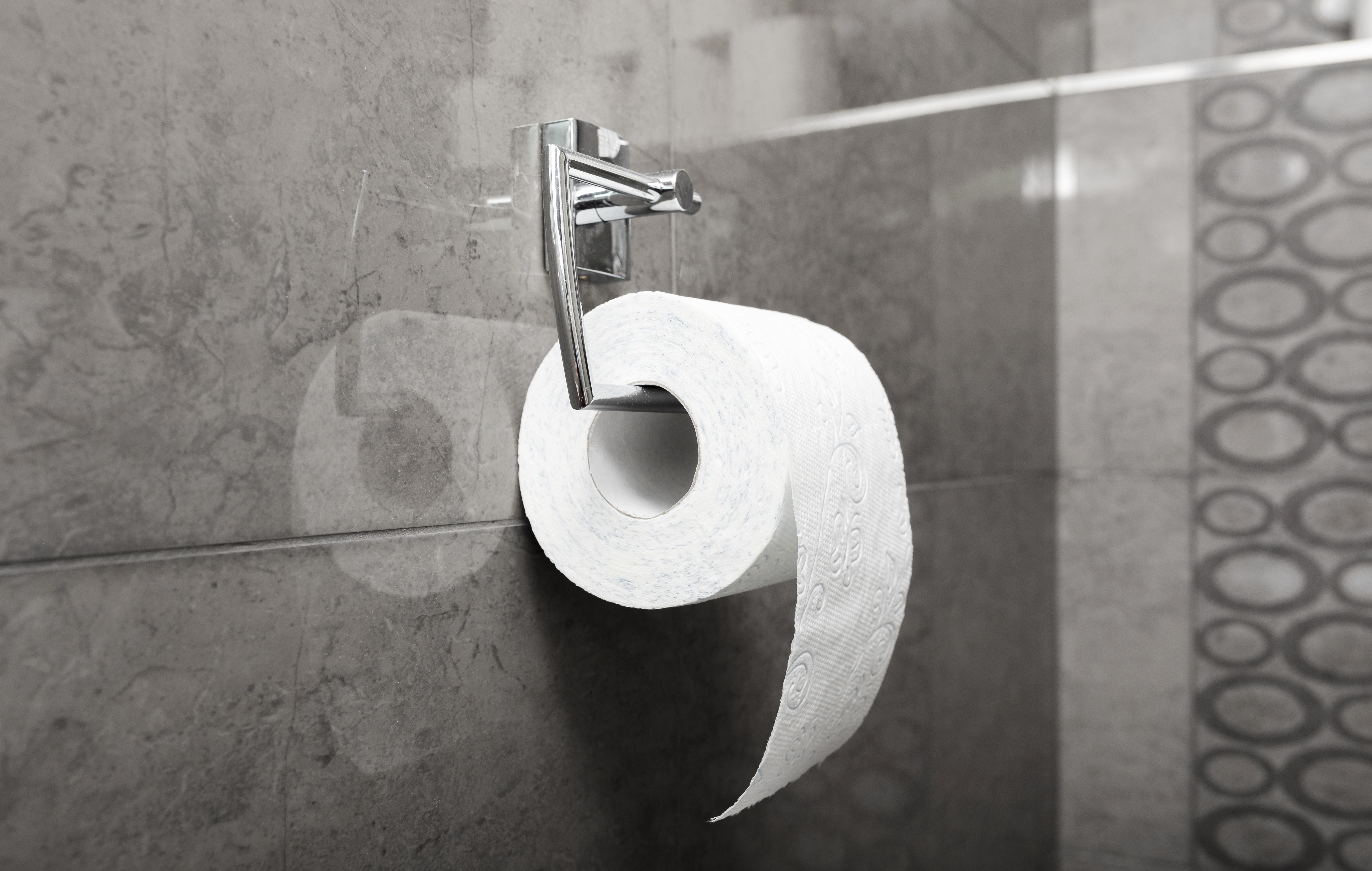 Wie montiert man einen Toilettenpapierhalter mit Ablage?