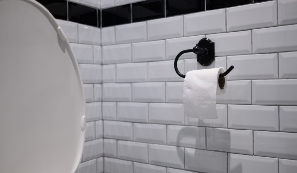 In welcher Höhe sollte man den Toilettenpapierhalter anbringen?