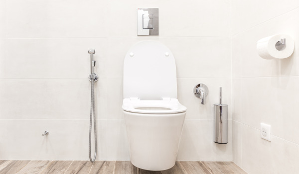 Wo soll man den Behälter für die WC-Bürste aufstellen?