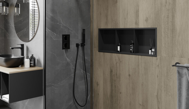 Industrielles Badezimmer mit eingebautem Regal in der Dusche