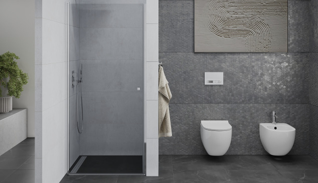 Geräumiges Badezimmer mit Duschabtrennung