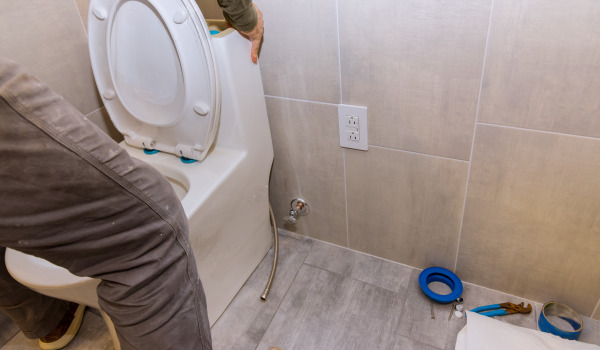 In welcher Höhe sollte man den Unterputz-Spülkasten für die Toilette montieren?