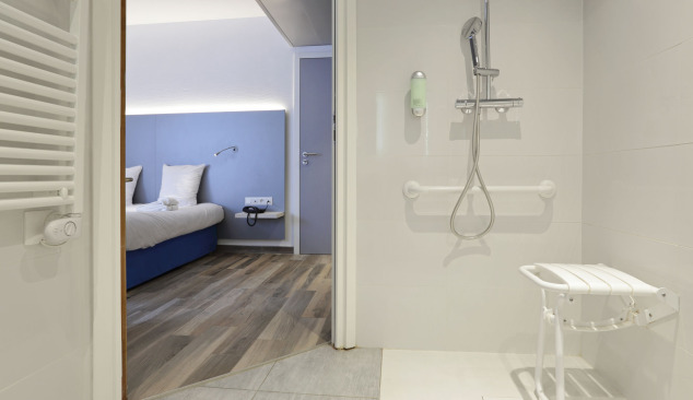 Menschen mit Behinderung und Duschkabinen - besser als eine Badewanne?