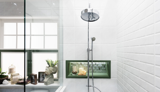 Duscharmaturen, ein angenehmes Bad und interessante Dekoration