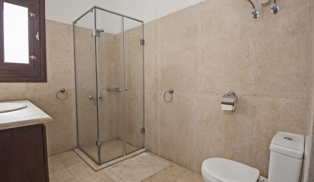 Moderne Badezimmer - Linienentwässerung in der Wand oder im Boden?