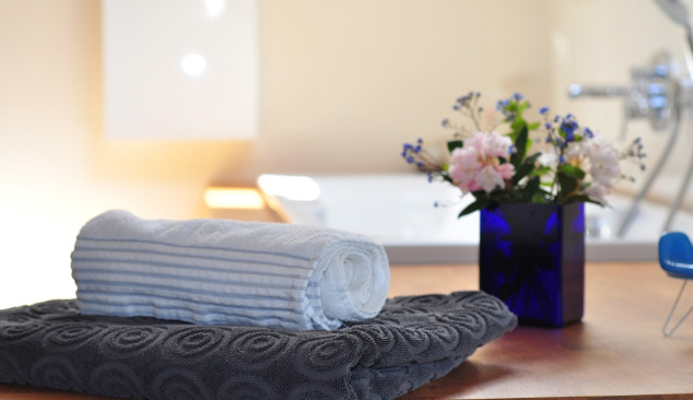 Atmosphärische Gestaltung des Badezimmers in Holz