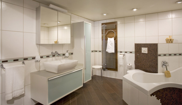 Größe und Beleuchtung des Spiegelschranks