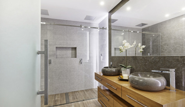 Kann man in einem Wohnblock eine Dusche ohne Duschwanne installieren?