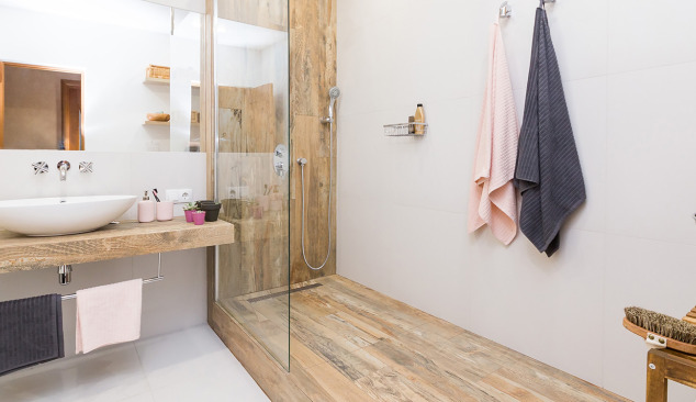 Moderne Badezimmer mit schwarzem Wasserhahn