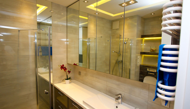 Eckige Badezimmerschränke in verschiedenen Stilen