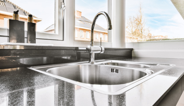 Kann eine Spüle unter einem Fenster platziert werden?