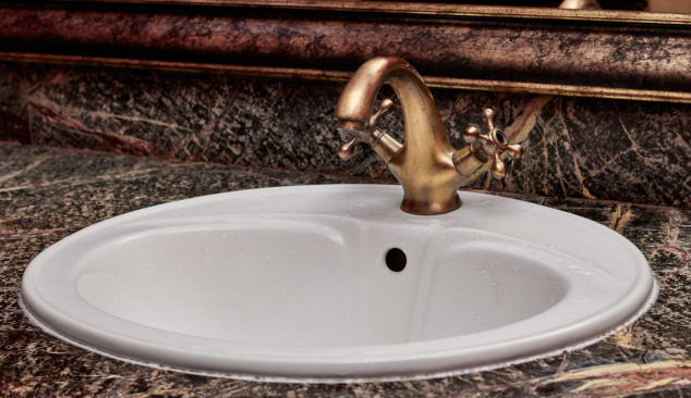 Goldene und kupferne Wasserhähne im Badezimmer