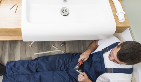 In welcher Höhe sollte der Ablauf für ein Waschbecken gemäß der Wasser- und Abwassernorm angebracht werden?