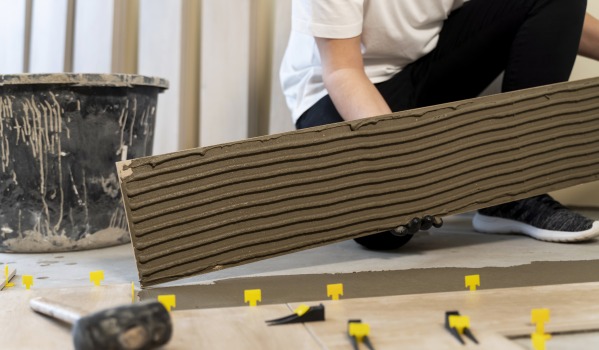 Preisliste für das Fliesenlegen im Jahr 2025 – wie viel kosten Fliesen wirklich?