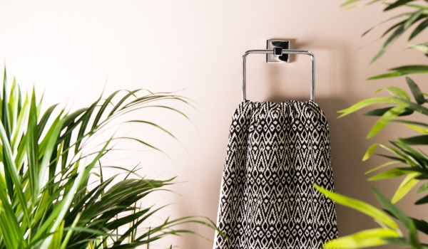 Welche Montagemethode für Badezimmerzubehör wählen - Handtuchhalter ohne Bohren und mit Bohren