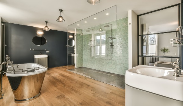 Verbindung von Paneelen mit Fliesen – häufige Fehler, bewährte Praktiken und stilvolle Übergänge