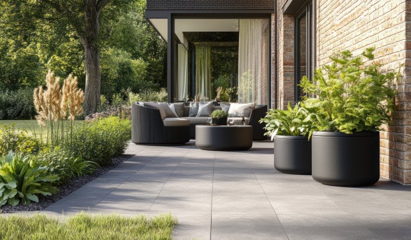 Was eignet sich für eine nicht überdachte Terrasse? Die besten Materialien, die Regen, Sonne und Frost standhalten 