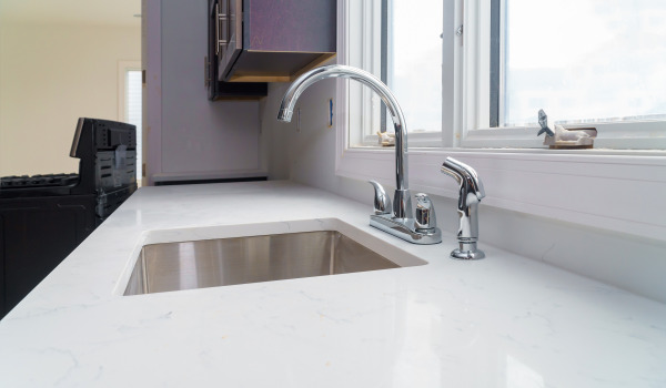 Wo sollte man das Abtropfgestell montieren?