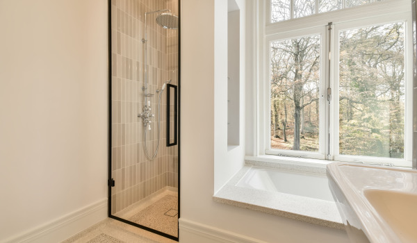 Dusche im ökologischen Badezimmer