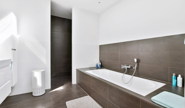 Rechteckige Badewanne in einem kleinen Badezimmer