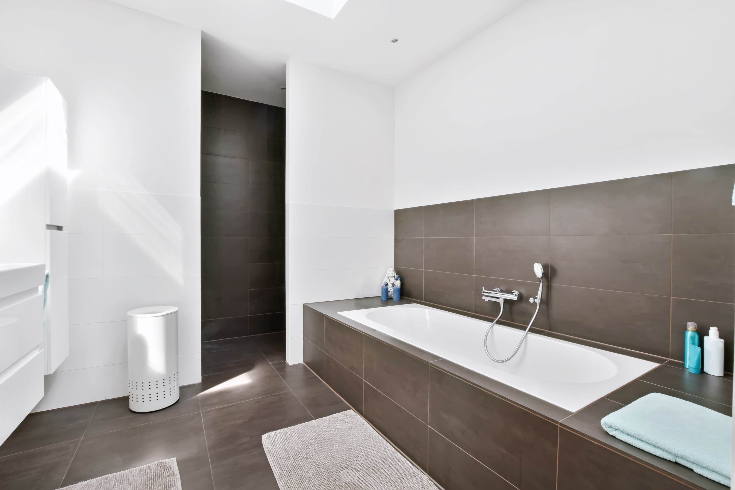 Rechteckige Badewanne in einem kleinen Badezimmer