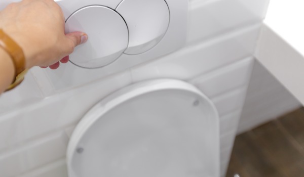 Wasser läuft aus dem Unterputzspülkasten – Zeit für eine Reparatur