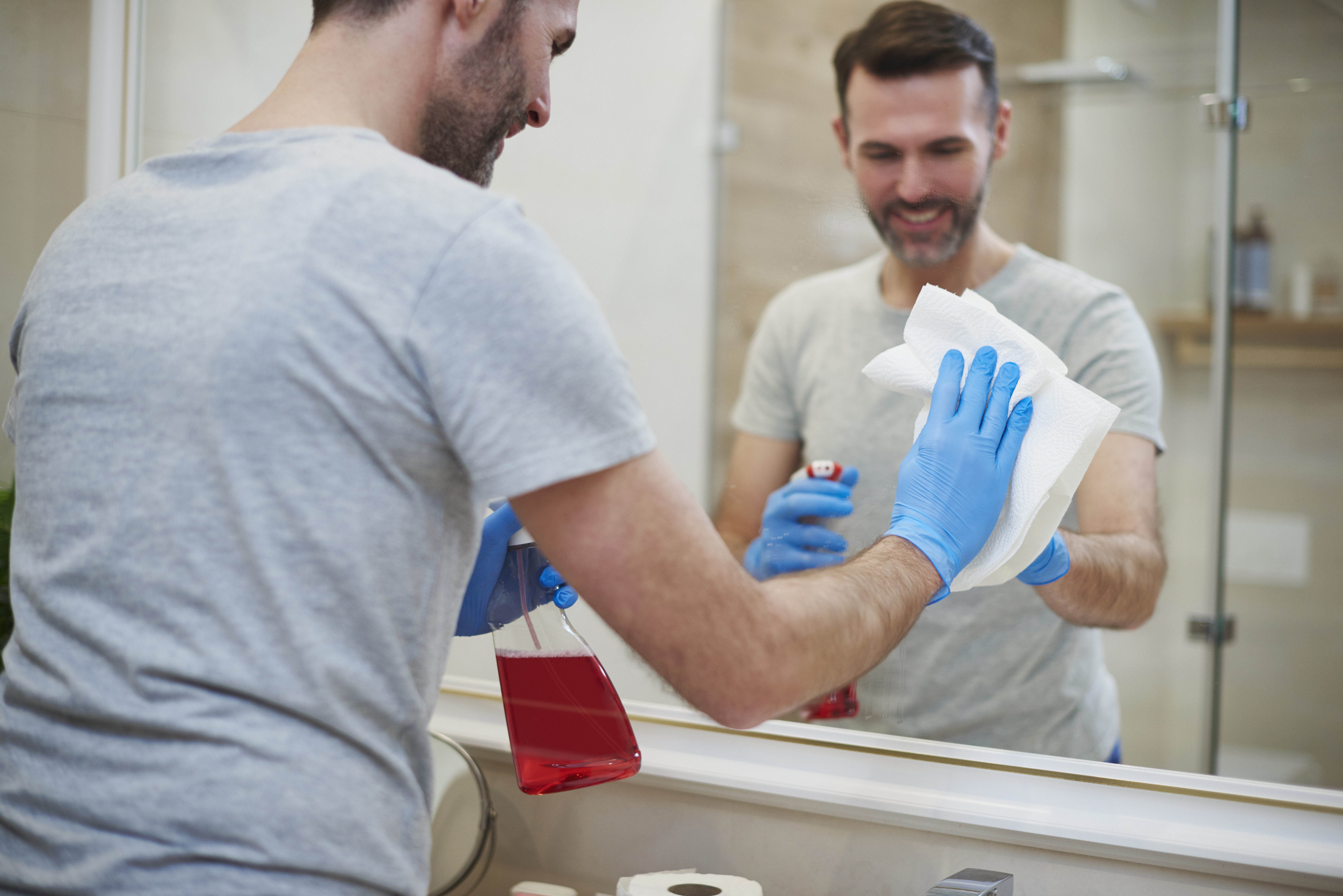 Womit sollte man ein Glasregal im Badezimmer reinigen?