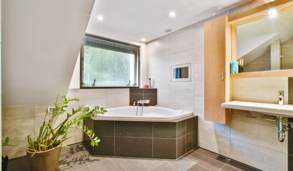 Stilvolles Badezimmer mit Eckbadewanne