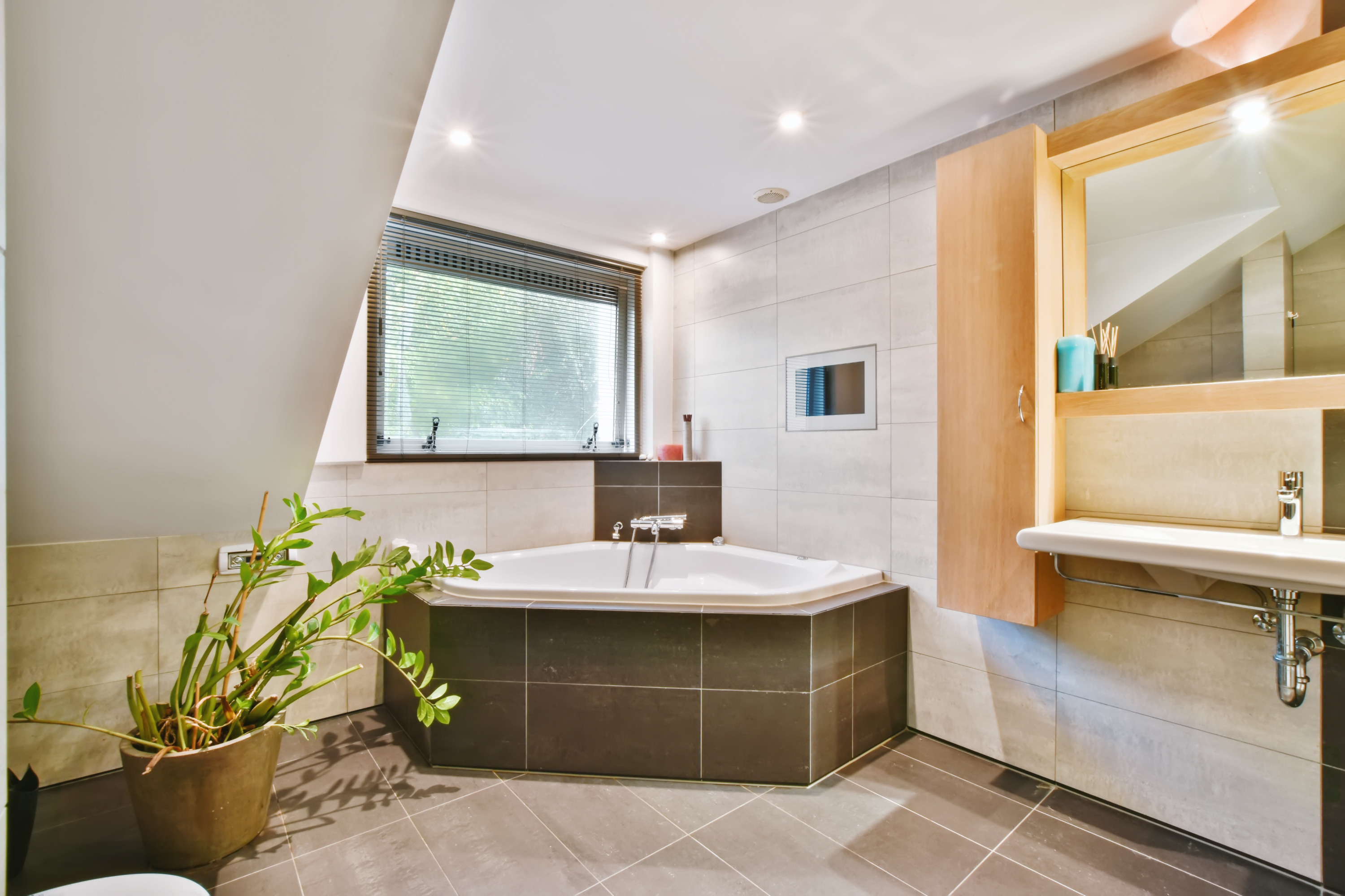 Stilvolles Badezimmer mit Eckbadewanne