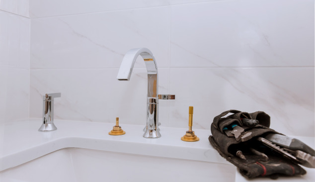 Wie spült man ein Waschbecken frei?