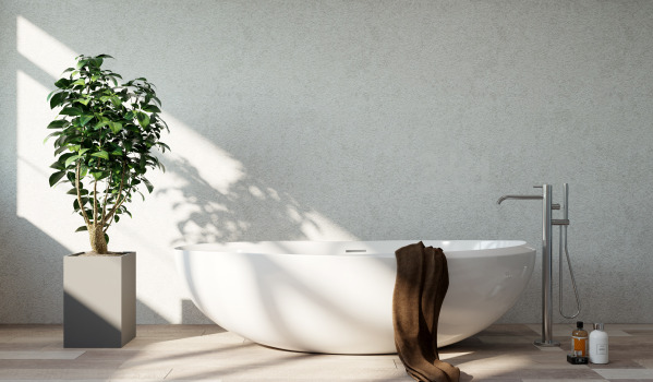 Badewanne mit Duschwand im kleinen Badezimmer
