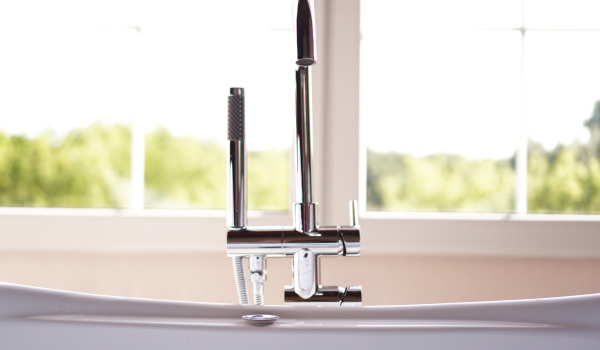 Moderne Badezimmer mit Wannen-Dusch-Armaturen