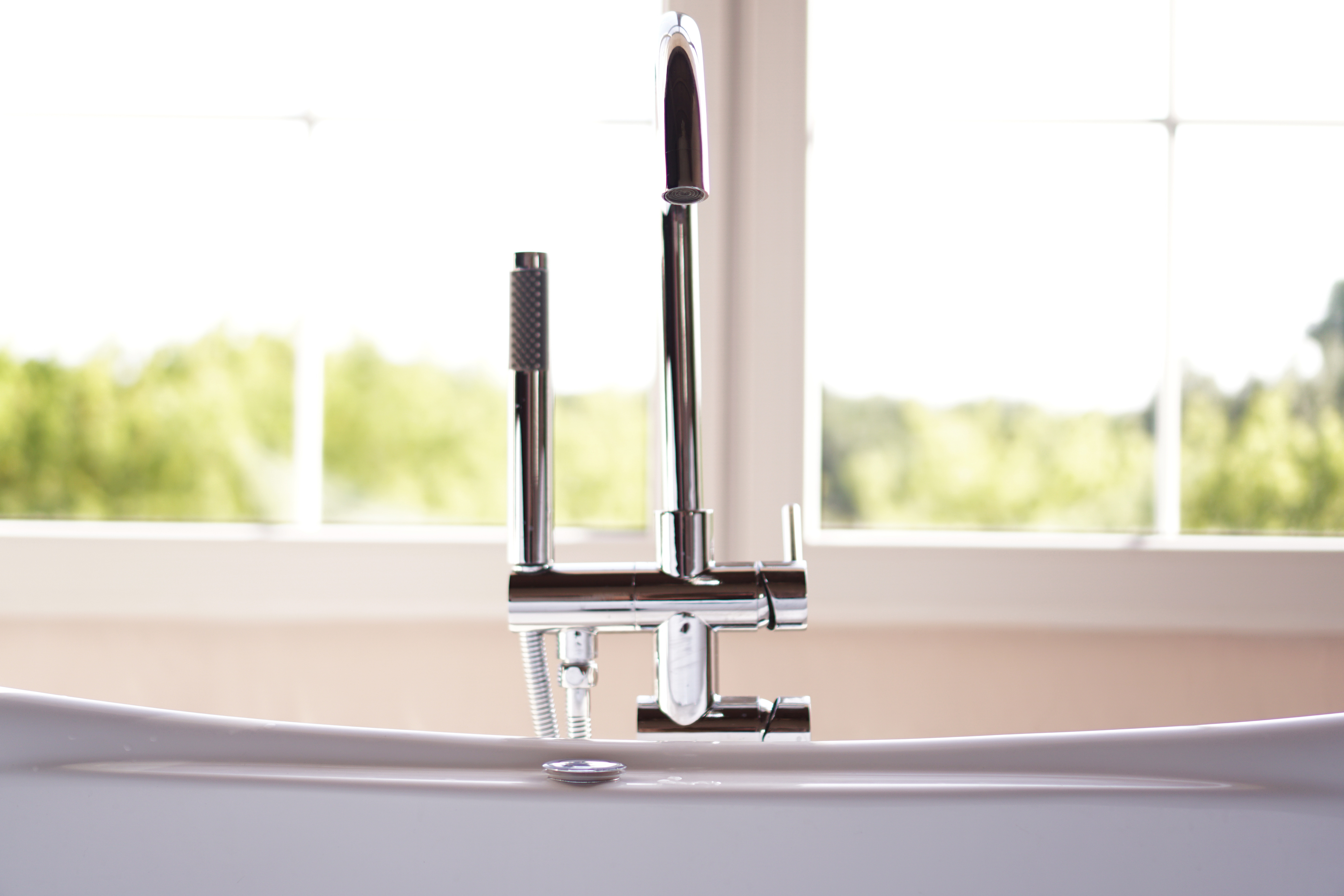 Moderne Badezimmer mit Wannen-Dusch-Armaturen
