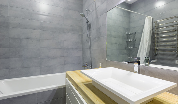 Stilvolle Verkleidung für Ihre Badewanne