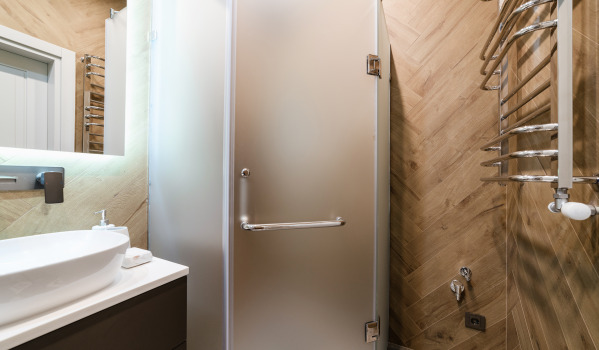 Quadratische Duschwanne im kleinen Badezimmer