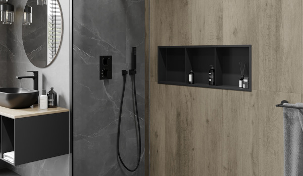 Industrielles Badezimmer mit eingebautem Duschregal