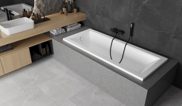 Badezimmer im industriellen Stil mit rechteckiger Badewanne